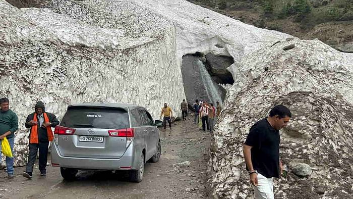 Badrinath Yatra 2025: श्रद्धालुओं के लिए आकर्षण बना हिमखंड के बीच से गुजरना, खूब ले रहे सेल्फी, तस्वीरें Badrinath Yatra 2025 Passing through iceberg became a curiosity for devotees Photos