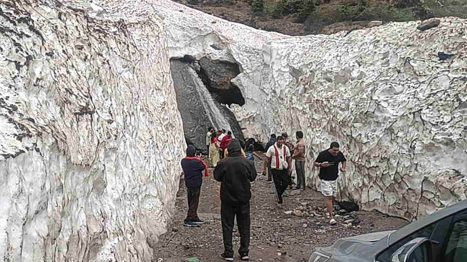 Badrinath Yatra 2025 Passing through iceberg became a curiosity for devotees Photos