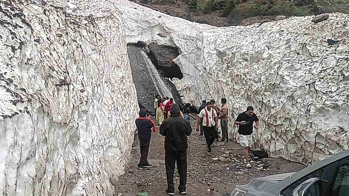Badrinath Yatra 2025: श्रद्धालुओं के लिए आकर्षण बना हिमखंड के बीच से गुजरना, खूब ले रहे सेल्फी, तस्वीरें Badrinath Yatra 2025 Passing through iceberg became a curiosity for devotees Photos