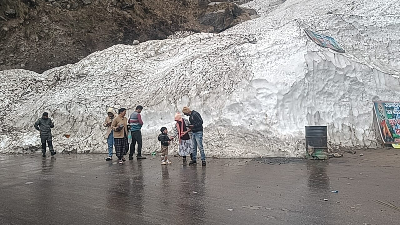 Badrinath Yatra 2025 Passing through iceberg became a curiosity for devotees Photos