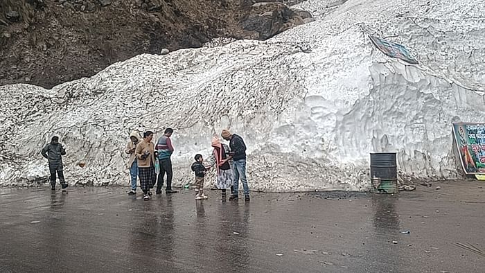 Badrinath Yatra 2025: श्रद्धालुओं के लिए आकर्षण बना हिमखंड के बीच से गुजरना, खूब ले रहे सेल्फी, तस्वीरें Badrinath Yatra 2025 Passing through iceberg became a curiosity for devotees Photos
