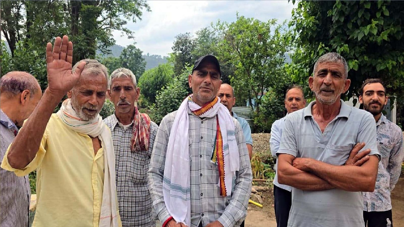 चर्चा करते ग्रामीण