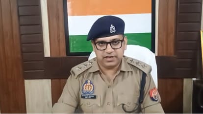 घटना की जानकारी देती पुलिस