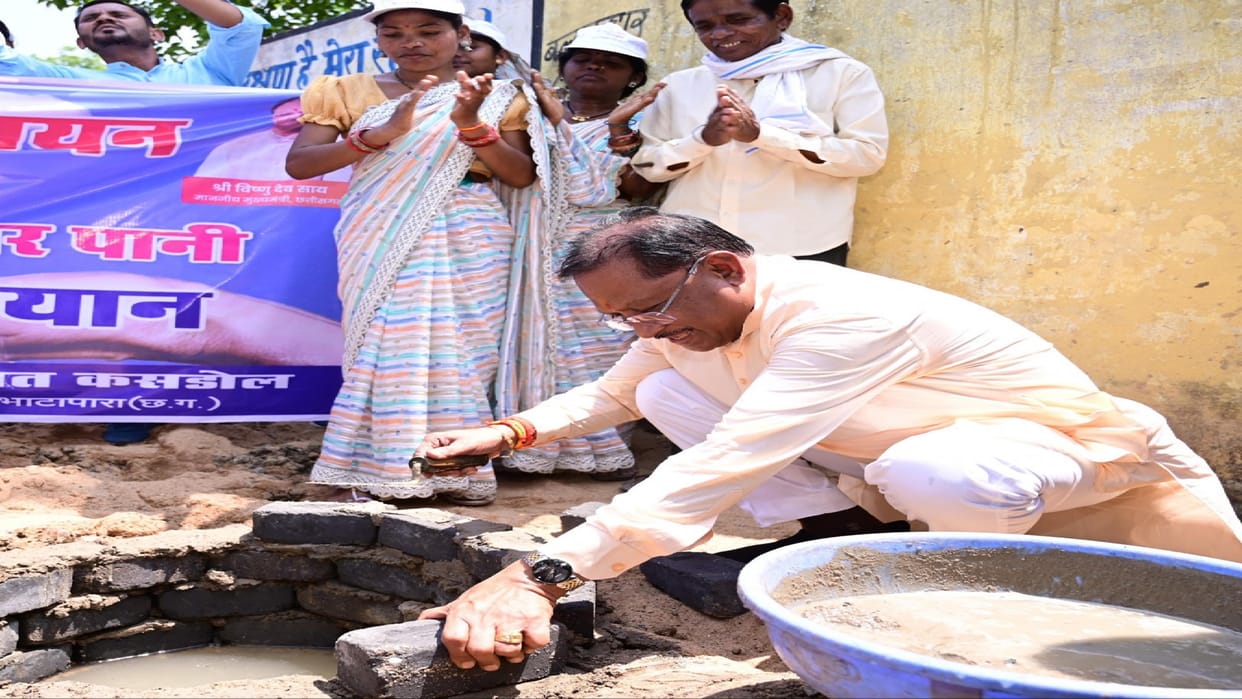 CM Vishnudev Sai became a mason and laid bricks: said- Such efforts are necessary to avoid water crisis in cg