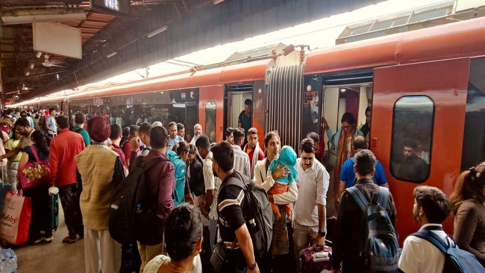 Railways Take Major Step to Tackle Crowding, Upgrade Station Facilities for Passengers