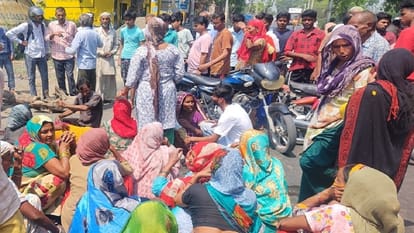 Bijnor: Brother and sister were waiting for the bus on the roadside, car crushed, sister died