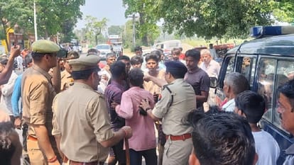 Bijnor: Brother and sister were waiting for the bus on the roadside, car crushed, sister died