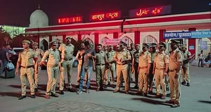 कानपुर सेंट्रल पर मौजूद पुलिस