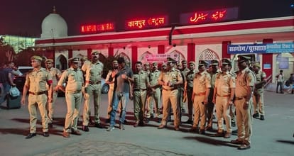 कानपुर सेंट्रल पर मौजूद पुलिस