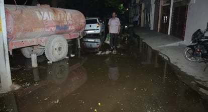 Kanpur Pipeline repaired at one place in Vijaynagar broken at another place waterlogging with water shortage