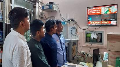 काठगोदाम में टीवी पर खबरें देखते पेट्रोल पंप कर्मी।