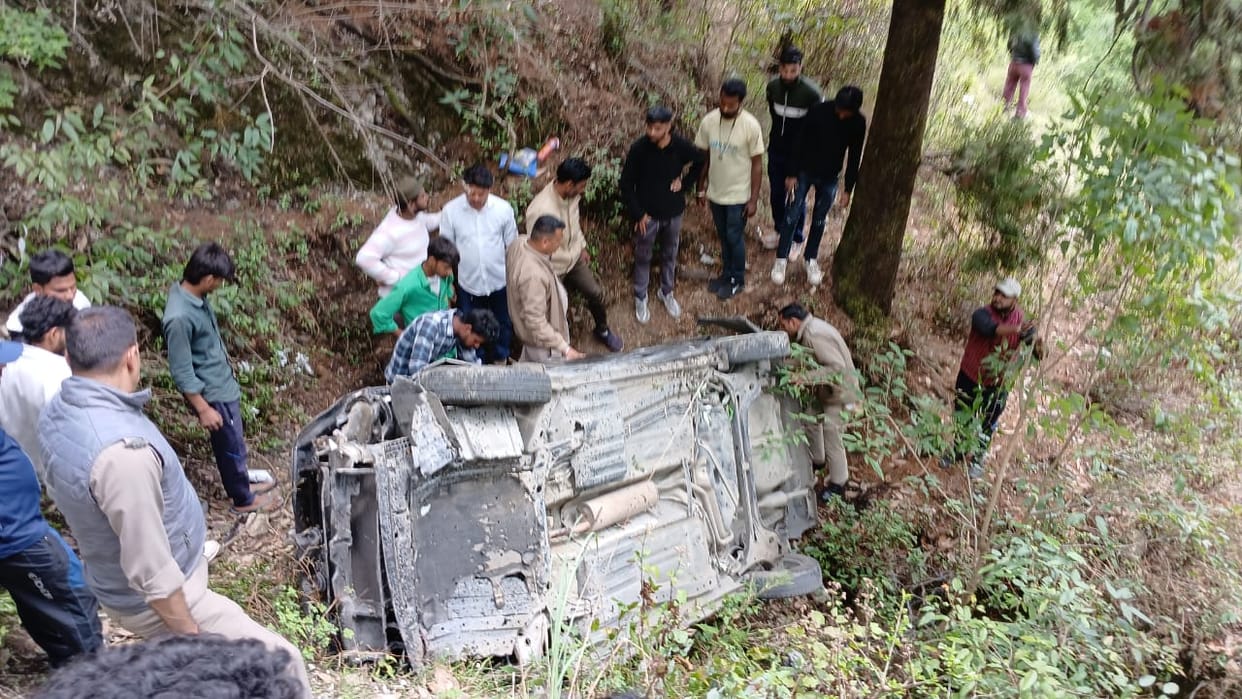 Mussoorie Accident Swift Car fell into ditch four people badly Injured with Driver