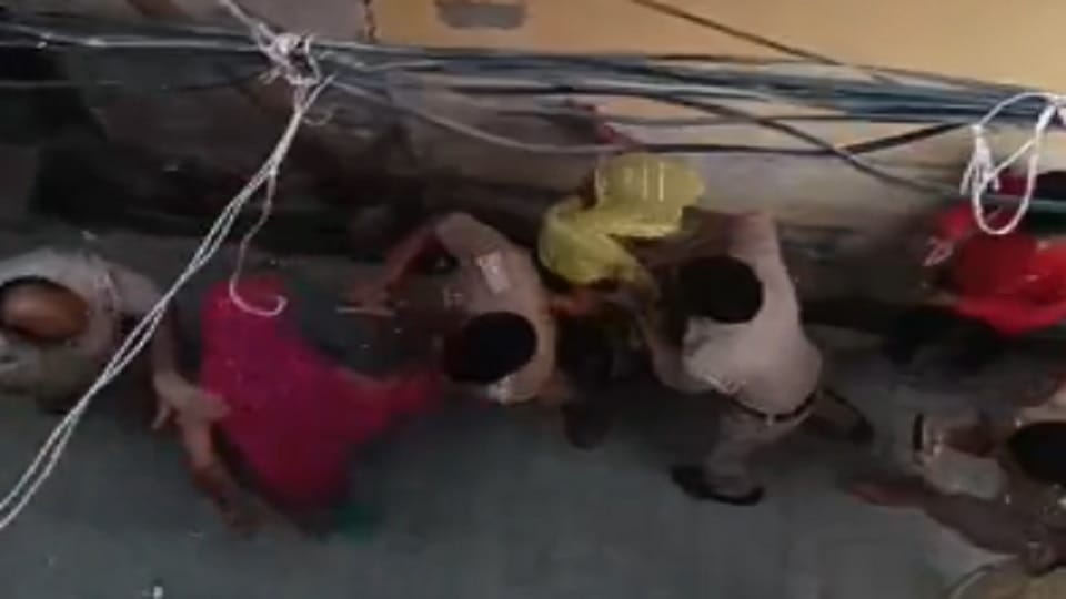Meerut: Inspector's head burst due to fight between two brothers, police beat youth and women with sticks