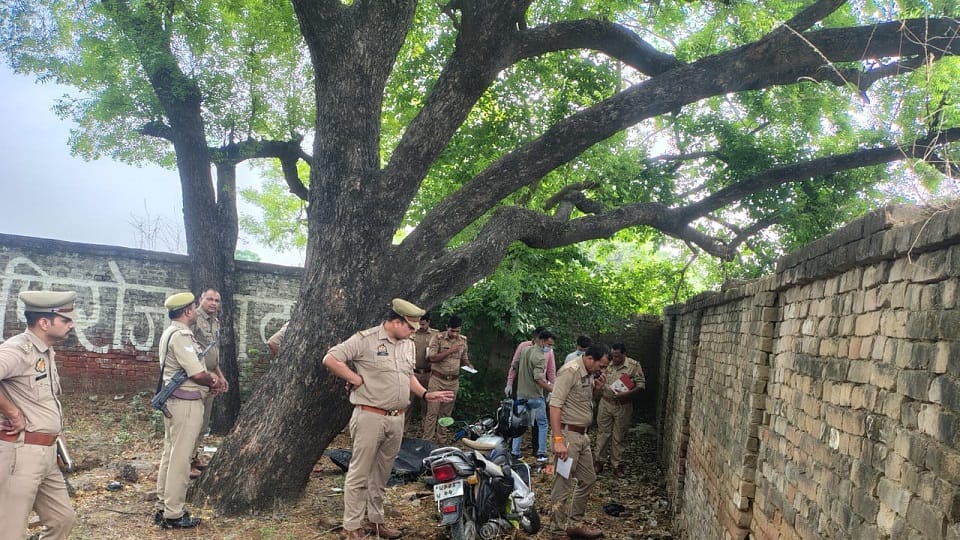 Auto driver murdered by cutting with a shovel in agra up hindi news