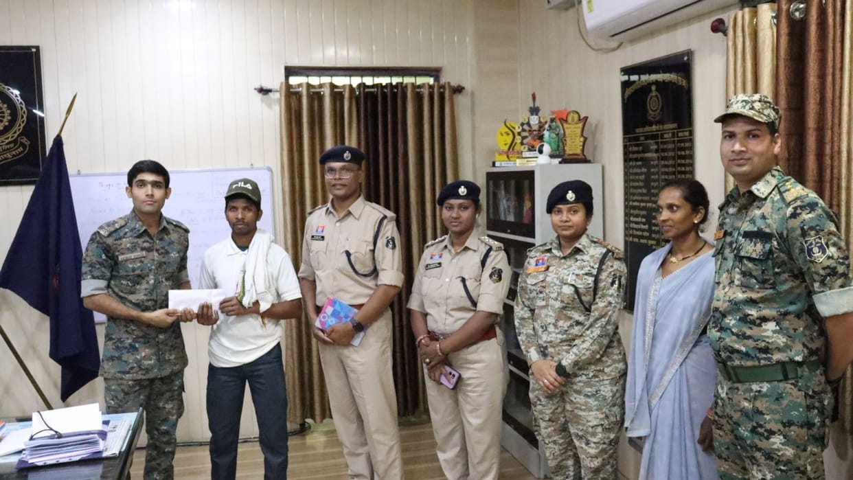 Maoists carrying bounty of Rs 16 lakh surrendered in Kondagaon