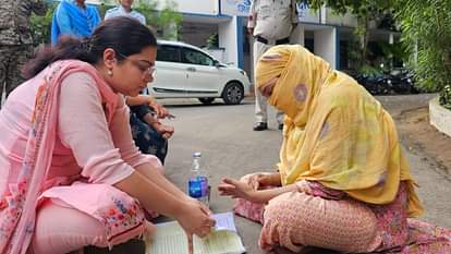 पीड़िता को समझती ASP विदिता डागर