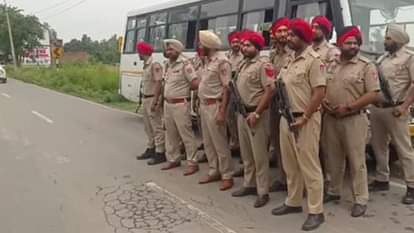 पठानकोट एयरबेस के पास तैनात पुलिस