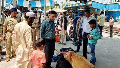 रेलवे स्टेशन पर जांच करती पुलिस