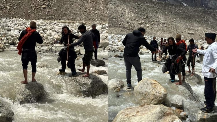 Uttarkashi: खतरा...जान जोखिम में डालकर रस्सी के सहारे भागीरथी पार कर गोमुख जा रहे पर्यटक, नहीं बनी पुलिया