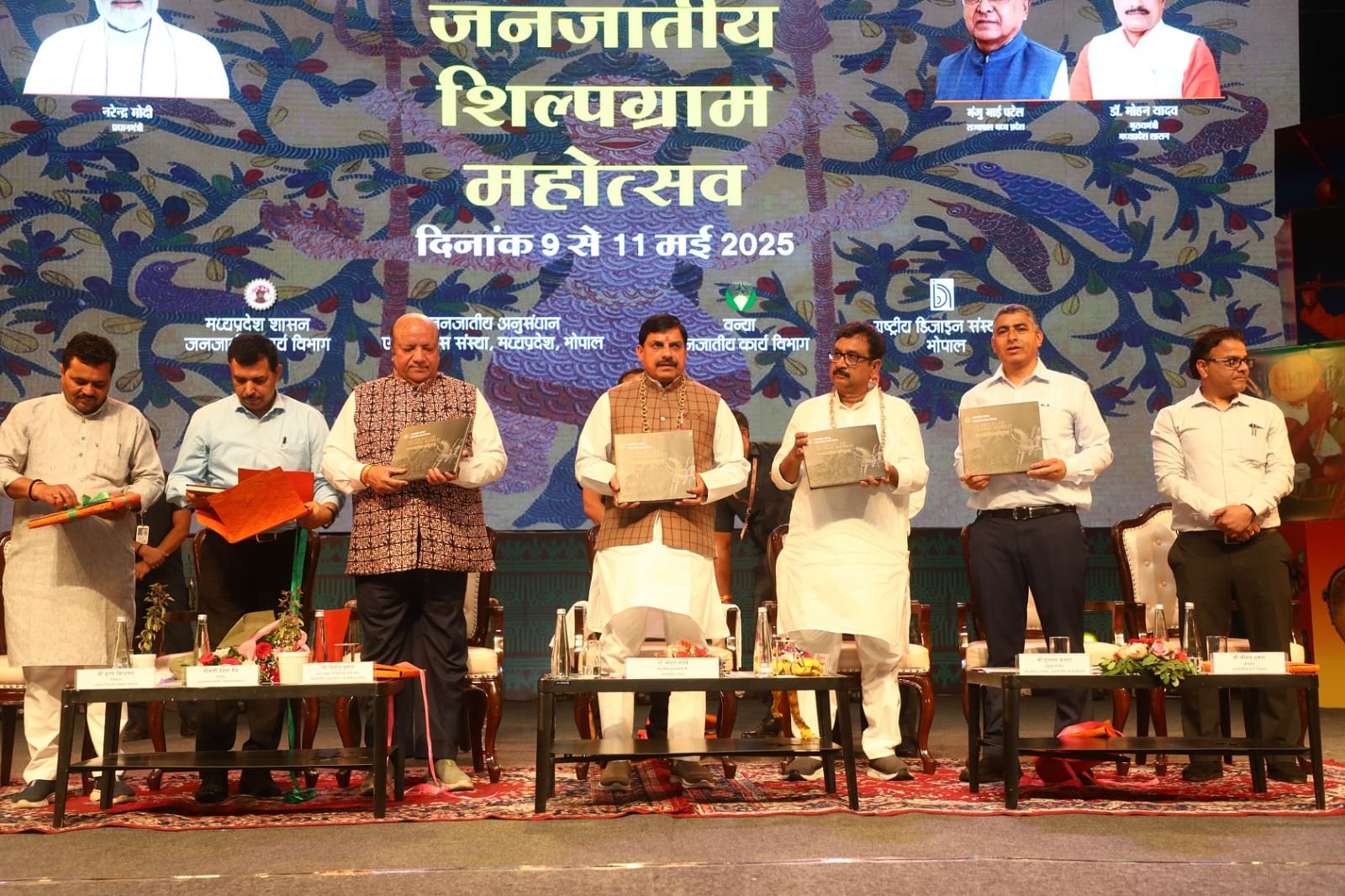 सीएम ने जनजातीय शिल्पग्राप महोत्सव का शुभारंभ किया