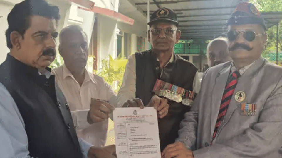 indore-news-retired-soldiers-offer-service-to-pm india pakistan war