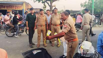 सड़क हादसे के बाद शव को कब्जे में लेती पुलिस।