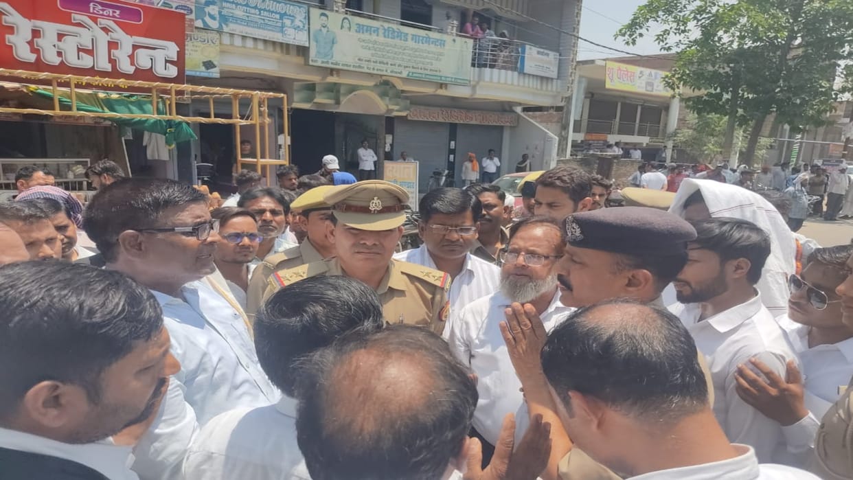 Advocates took to the streets against SO Pipri, blocked Chail-Manauri road