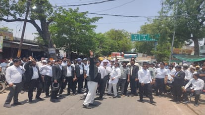 Advocates took to the streets against SO Pipri, blocked Chail-Manauri road