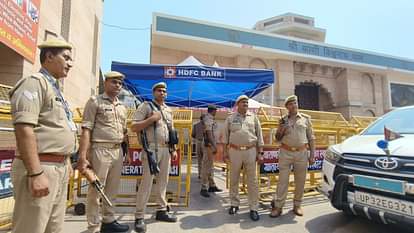 श्रीकाशी विश्वनाथ मंदिर के गेट नंबर चार पर तैनात सुरक्षाकर्मी