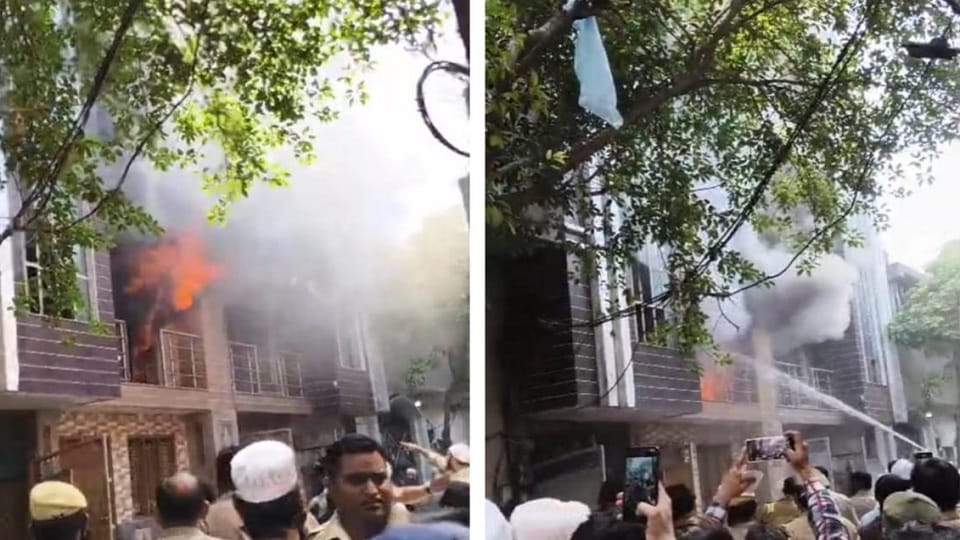 Meerut: Fire in house and power loom factory due to short circuit, two families trapped in fire were rescue