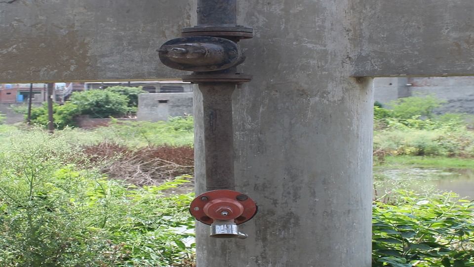 वाटरवर्क्स स्थित पानी की टंकी पर लगा फायर ब्रिगेड की गाड़ी में पानी भरने का पाइंट