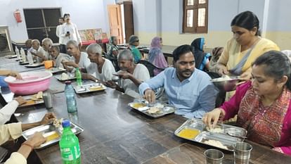 ADM reached old age home with his wife in Shahjahanpur