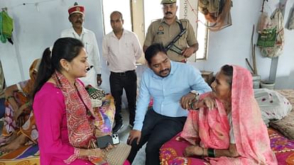 ADM reached old age home with his wife in Shahjahanpur