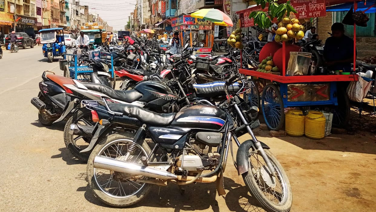 huge load of vehicles on 10 crossings in Ballia but no parking people are facing problems