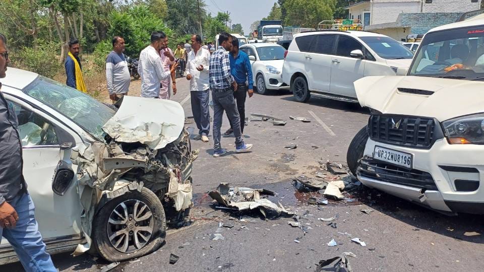 Head on collision between two vehicles in Barabanki nine people injured four in critical condition