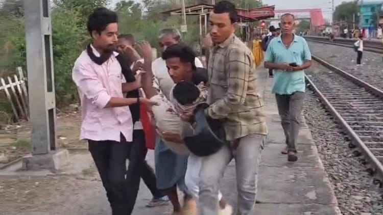 Bihar News : प्लेटफॉर्म पर बने कंक्रीट का यात्री शेड गिरने से चार लोग घायल, ट्रेन के आने का कर रहे थे इंतजार