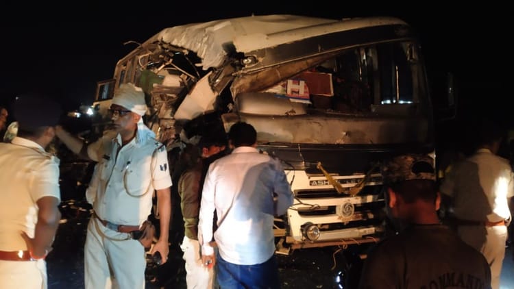 Bihar News : बारात से लौट रहे बस और  हाईवा में भिड़ंत, तीन बारातियों की मौत; कई गंभीर