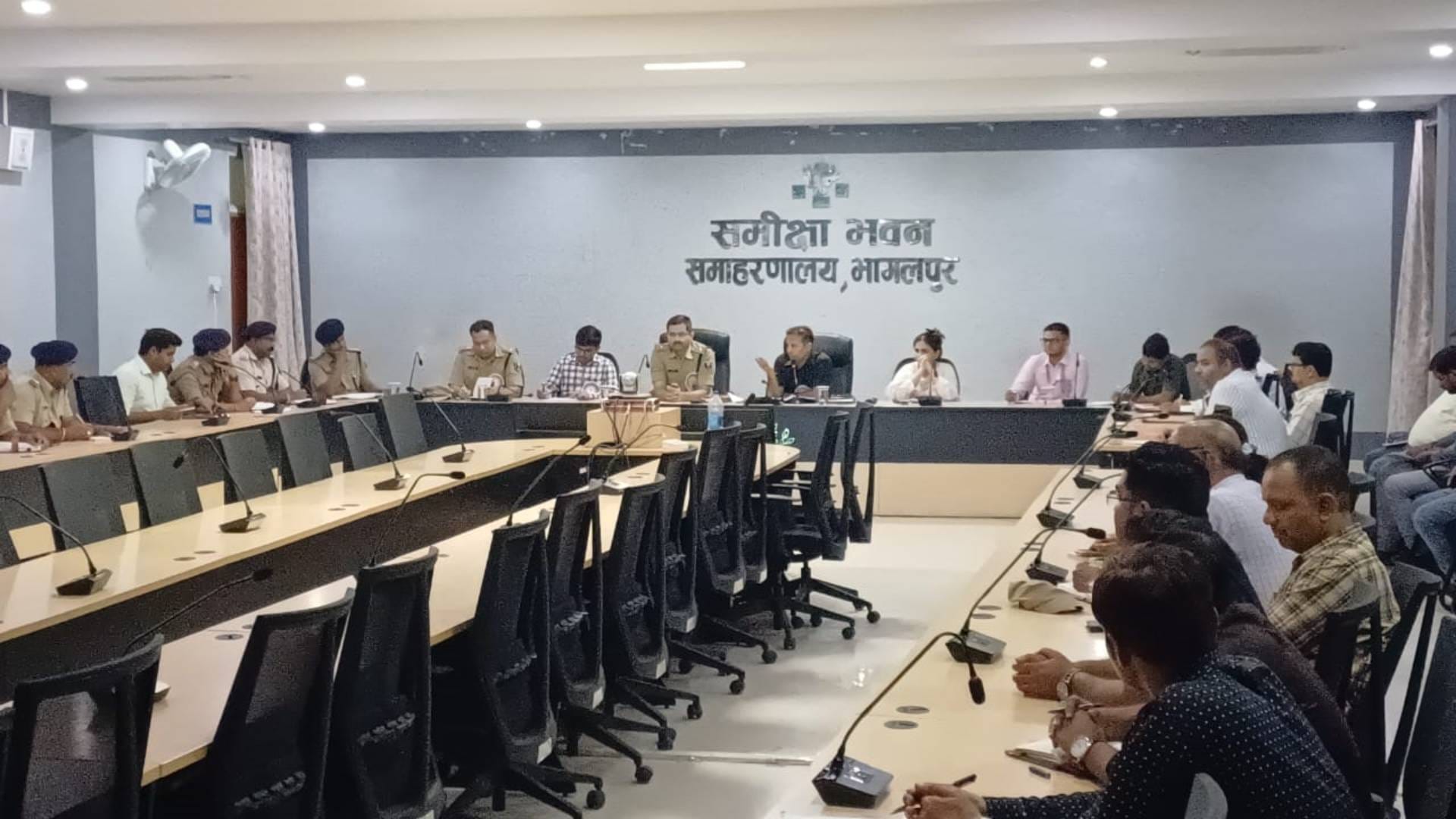 बैठक करते हुए