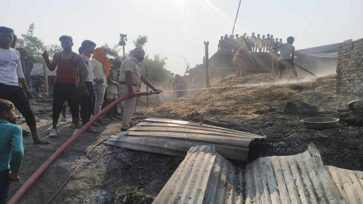 Bihar News: भागलपुर के पीरपैंती में आग लगने से 35 घर जले, तत्काल राहत सामग्री और उचित मुआवजे की मांग