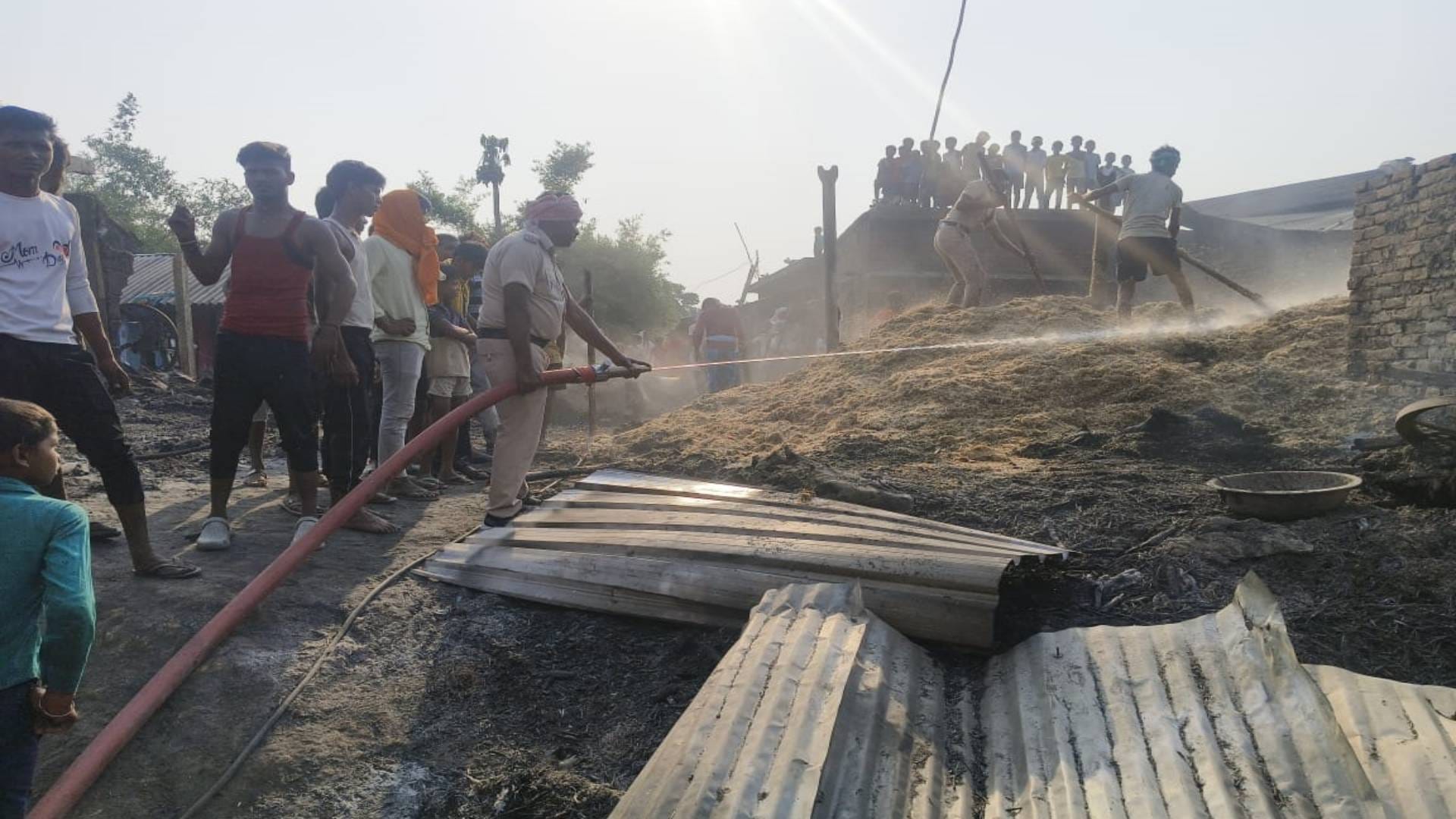 आग बुझाते हुए