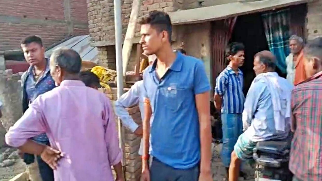 Bihar Lakhs stolen from watchman house in Sitamarhi thieves took away valuables and cash as well as cattle