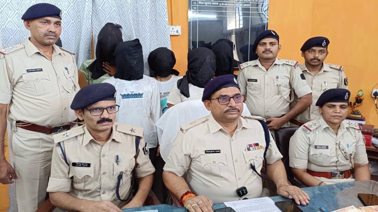 Bihar News: व्यवसायी के घर 50 लाख की चोरी मामले में सात आरोपी गिरफ्तार, नकद समेत लाखों का गहना बरामद