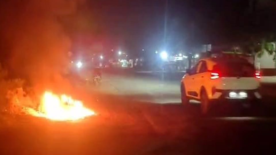 bike of a trader from Harduaganj suddenly caught fire