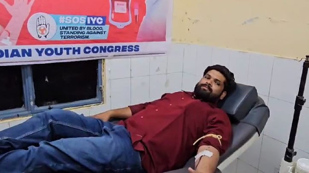many people including civil judge donated blood for helping the soldiers in shahjahanpur