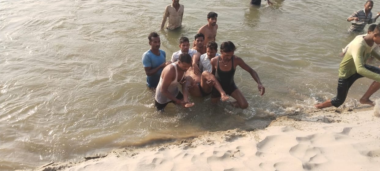 Bahraich: Two friends who went to take bath in the river died by drowning, friend had come to meet from Ayodhy
