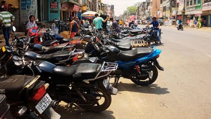 huge load of vehicles on 10 crossings in Ballia but no parking people are facing problems