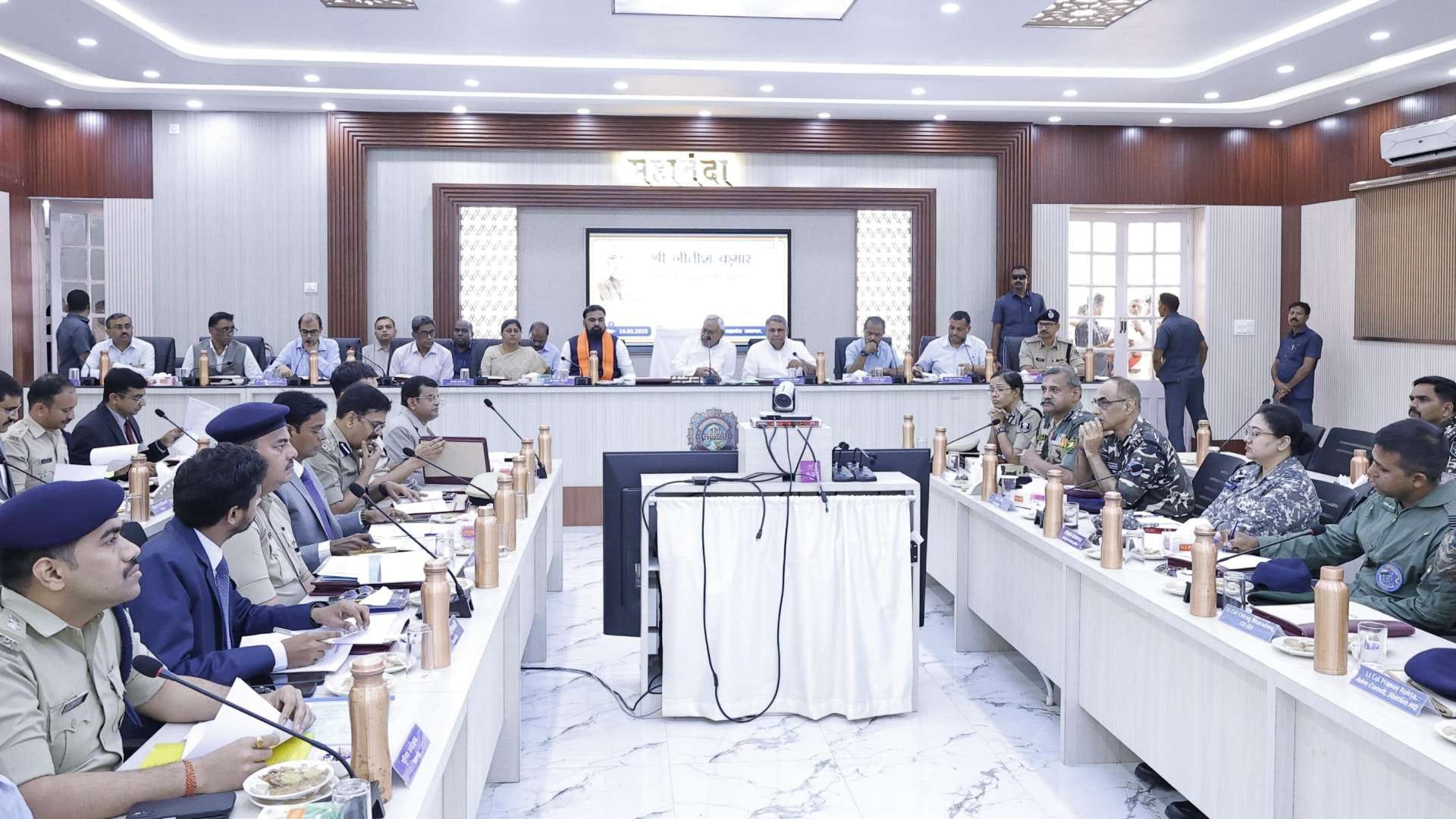 बैठक लेते सीएम नीतीश कुमार