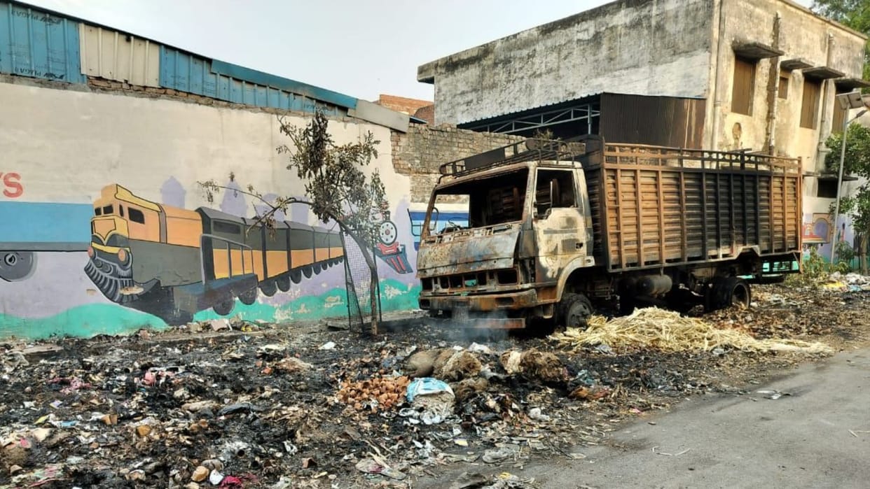 Fire broke out in garbage dump in Industrial Estate Chandpur truck burnt in varanasi