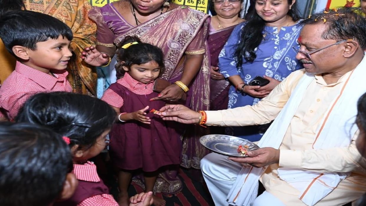CM vishnuseo Sai had a heartfelt conversation with children in Anganwadi gariyaband