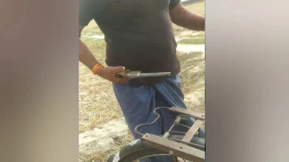 Dispute over old rivalry in Gola police station area of Gorakhpur, illegal weapon found